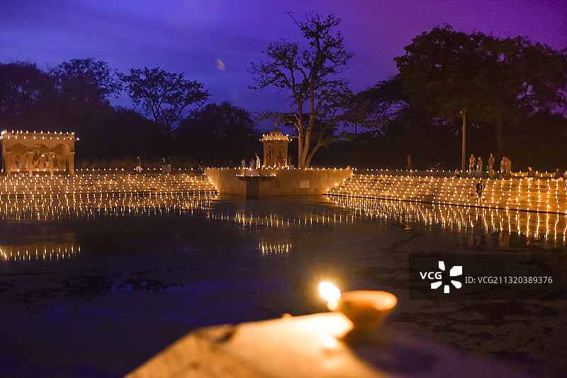 2019印度北方邦温达文戈瓦尔丹Surabikund酥油灯图片素材