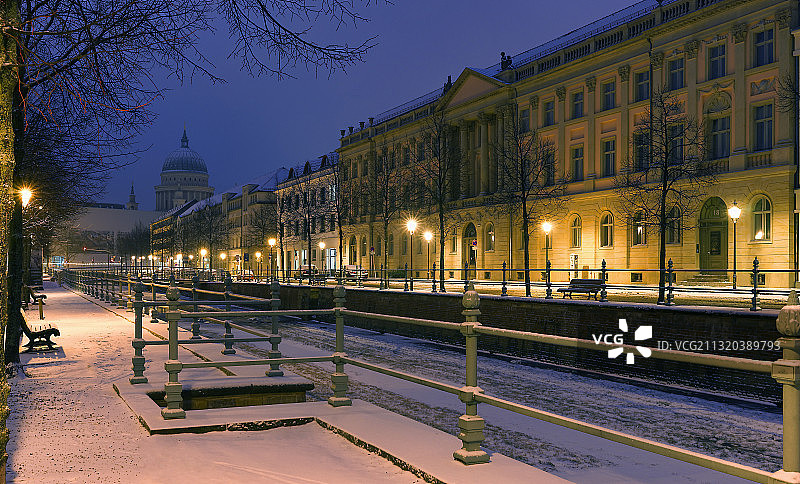 波茨坦城市运河，可欣赏尼古拉教堂的景色，德国勃兰登堡州波茨坦图片素材