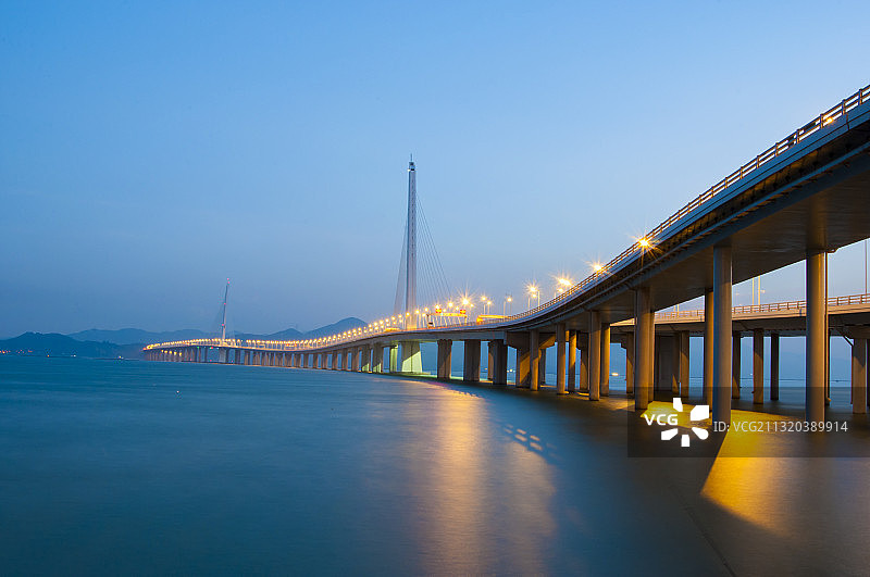 晨雾中深圳湾大桥的倒影图片素材