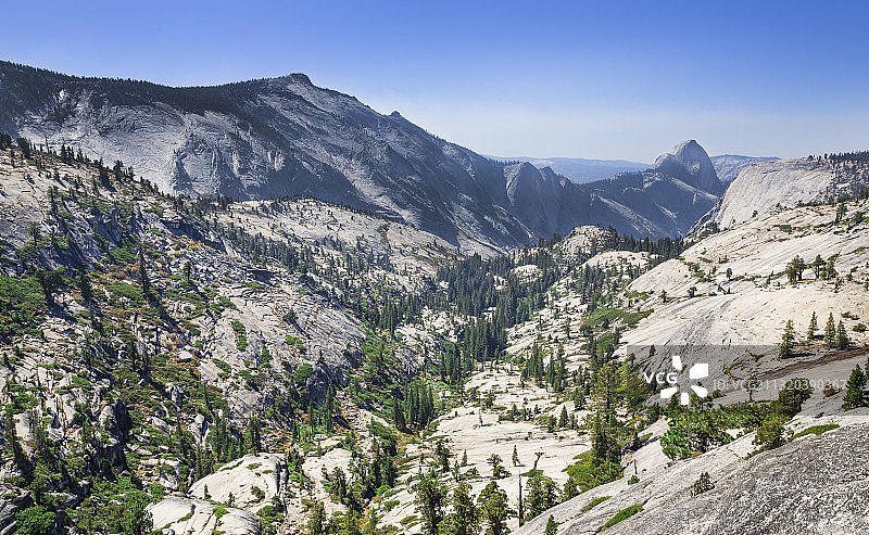 美国约塞米蒂国家公园奥姆斯特德角，俯瞰岩石云图片素材