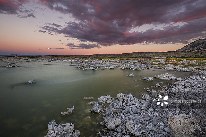 美国加利福尼亚州莫诺湖东岸的日落图片素材