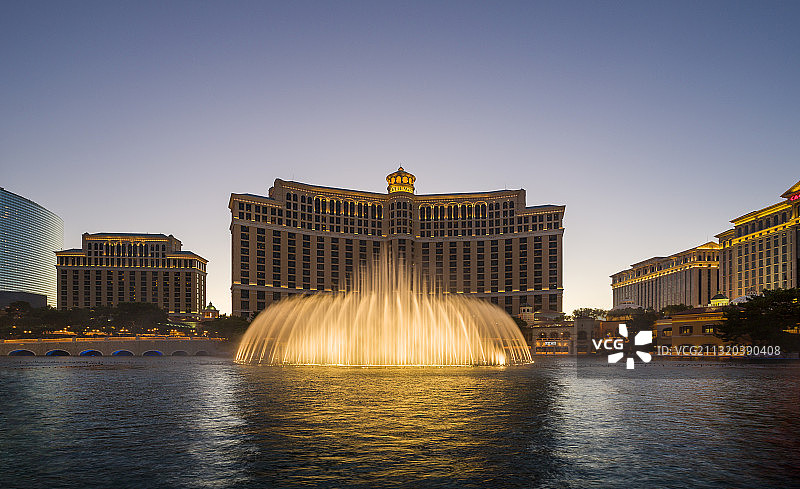 美国拉斯维加斯贝拉吉奥酒店的黄昏喷泉图片素材
