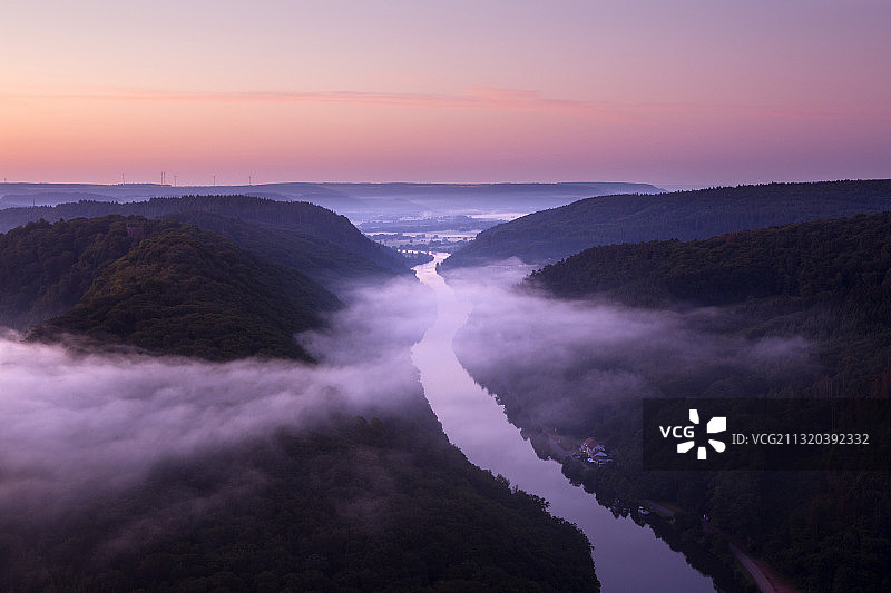 德国萨尔州梅特拉赫萨尔环上的雾图片素材
