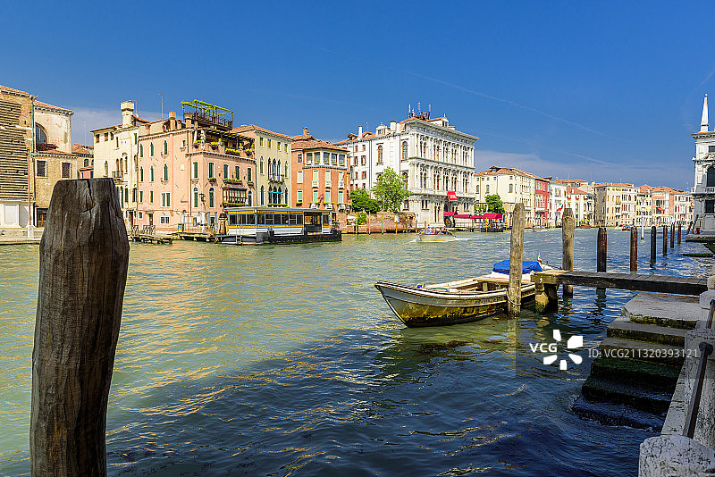 意大利威尼斯大运河至圣马尔科拉赌场水上巴士站景色图片素材
