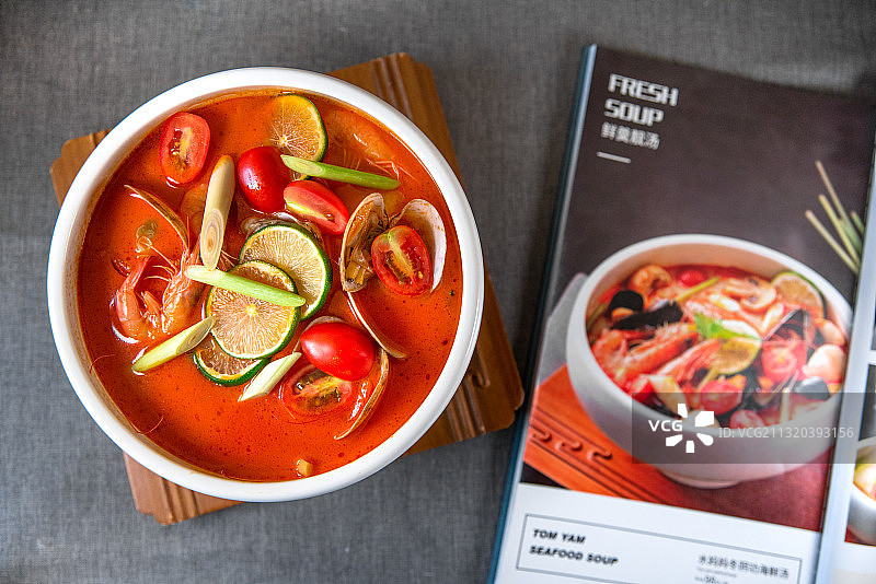 三亚美食海鲜冬阴功汤图片素材