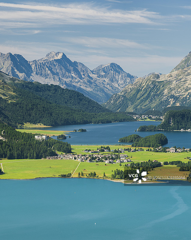 瑞士格劳宾登州恩嘎丁，锡尔瓦普拉纳湖上恩嘎丁美景图片素材