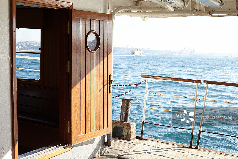 从欧洲区到亚洲区的土耳其伊斯坦布尔博斯普鲁斯海峡渡轮内部的栏杆和门图片素材