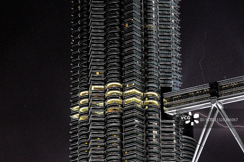 雷暴天气中被闪电击中的马来西亚吉隆坡双子塔图片素材