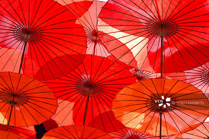 新加坡滨海湾花园的红色阳伞装饰和光影效果图片素材