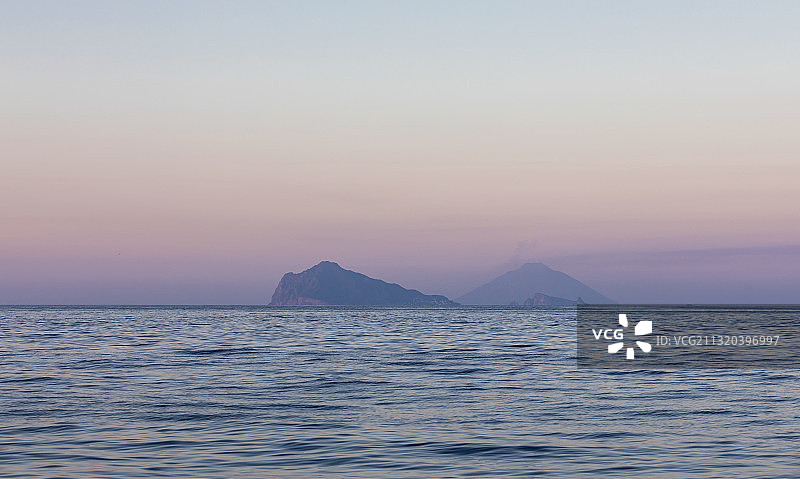 日落时分的斯特龙博利火山和帕纳雷阿岛，意大利西西里岛图片素材