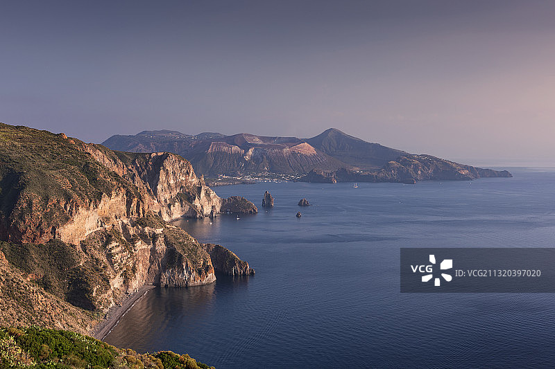 日落时分意大利西西里岛利帕里海岸线和火山岛景色图片素材
