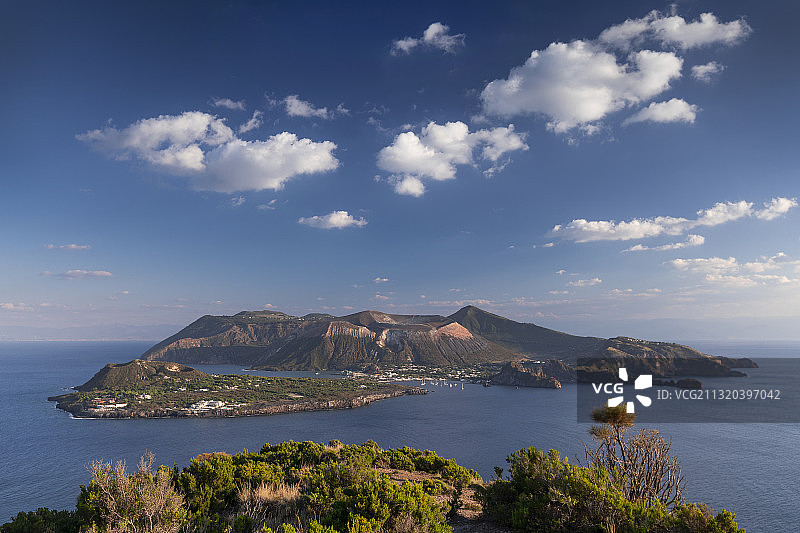 意大利西西里岛利帕里火山岛海岸风光图片素材
