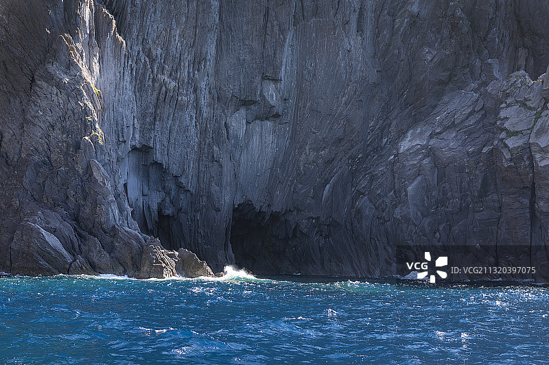 意大利西西里岛斯特龙博利火山前的巴西卢佐岛岩石峭壁图片素材