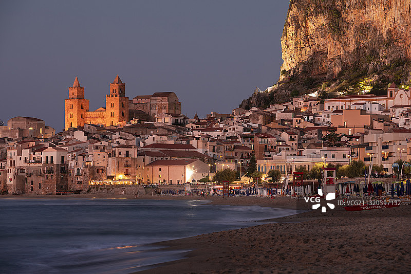 意大利西西里岛切法卢城市夜间海滩天际线图片素材