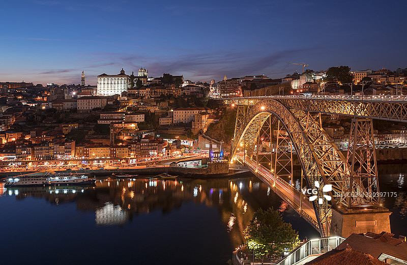 傍晚时分的波尔图、杜罗河和路易一世大桥，葡萄牙图片素材