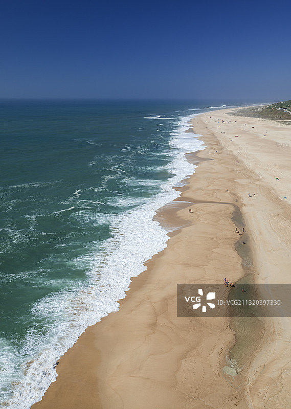从葡萄牙纳扎雷灯塔俯瞰海滩和大海图片素材