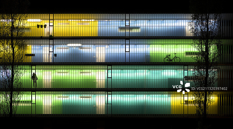 慕尼黑夜间彩色照明住宅楼图片素材