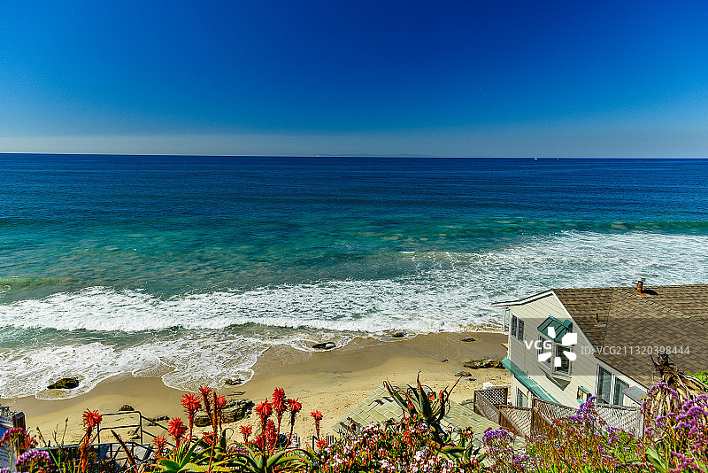 俯瞰美国加利福尼亚州拉古纳海滩太平洋的海滩别墅图片素材