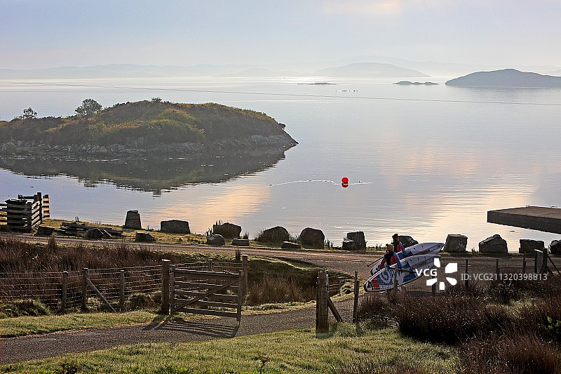 在哈里斯岛塔伯特湾进行立式桨板运动，外赫布里底群岛图片素材