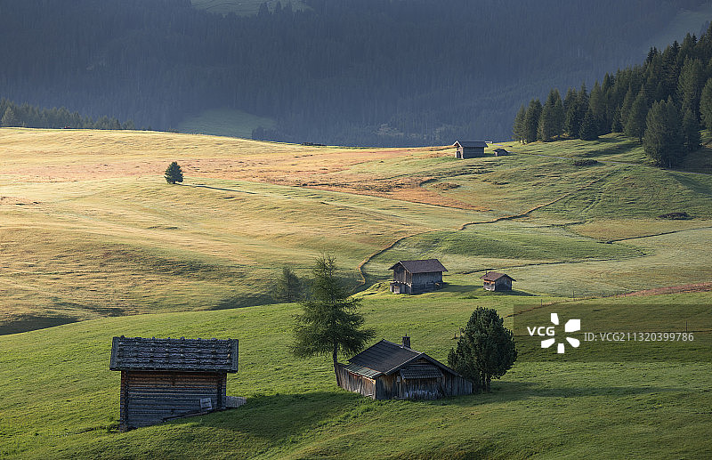 多洛米蒂山阿尔卑斯山休西的秋季小屋，南蒂罗尔图片素材