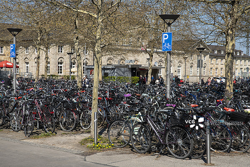 拥有完整自行车停车场的哥廷根大学城火车站，德国下萨克森州哥廷根图片素材