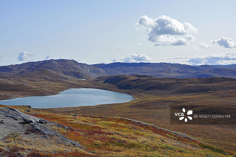 西格陵兰岛康克鲁斯瓦格附近的风景：丘陵环绕的小湖图片素材