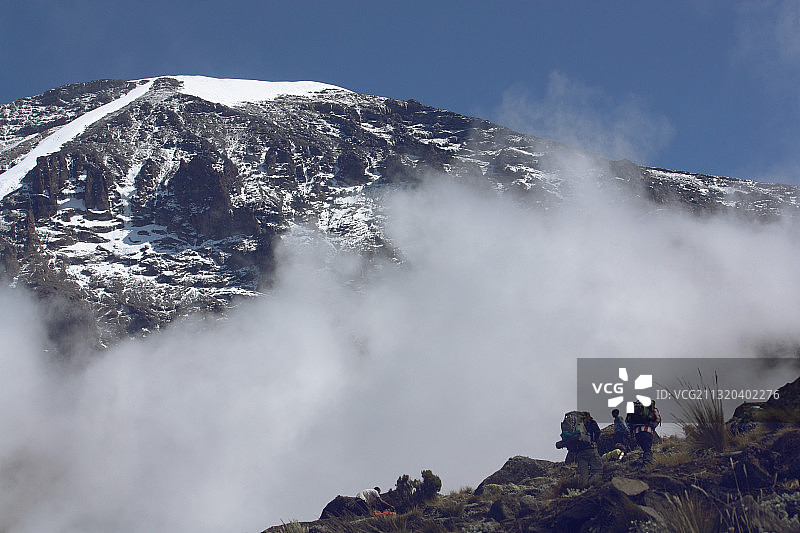 沿马切姆路线攀登乞力马扎罗山：巴拉夫营地和卡兰加营地之间的第五段；山顶图片素材