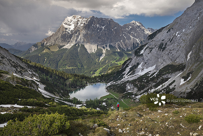 徒步者在奥地利埃尔瓦尔德的塞本斯全景中欣赏楚格峰图片素材