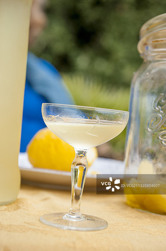 意大利五渔村露台上的柠檬酒图片素材