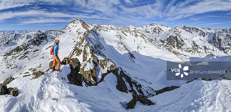 厄茨塔尔阿尔卑斯山滑雪之旅中的女子全景，背景为普勒斯科普夫，意大利南蒂罗尔图片素材