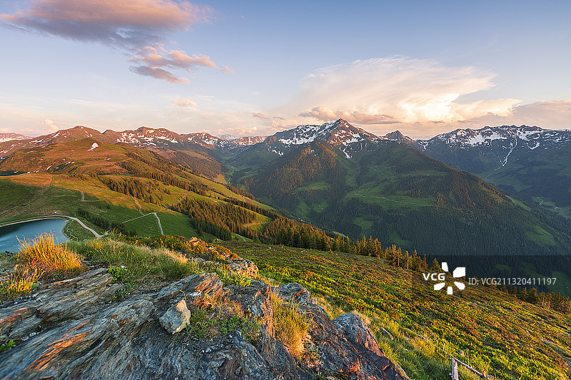 山间日落，从阿尔卑巴赫沙茨伯格远眺群山图片素材