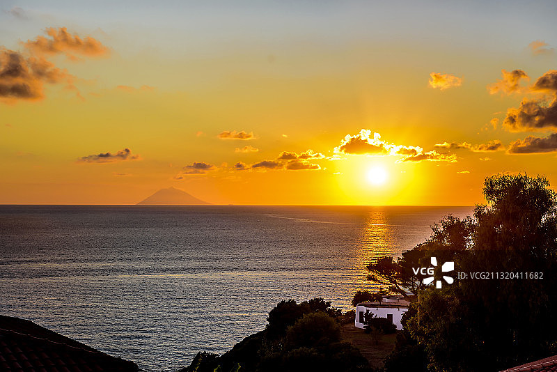 意大利卡拉布里亚斯特龙博利海滩日落图片素材