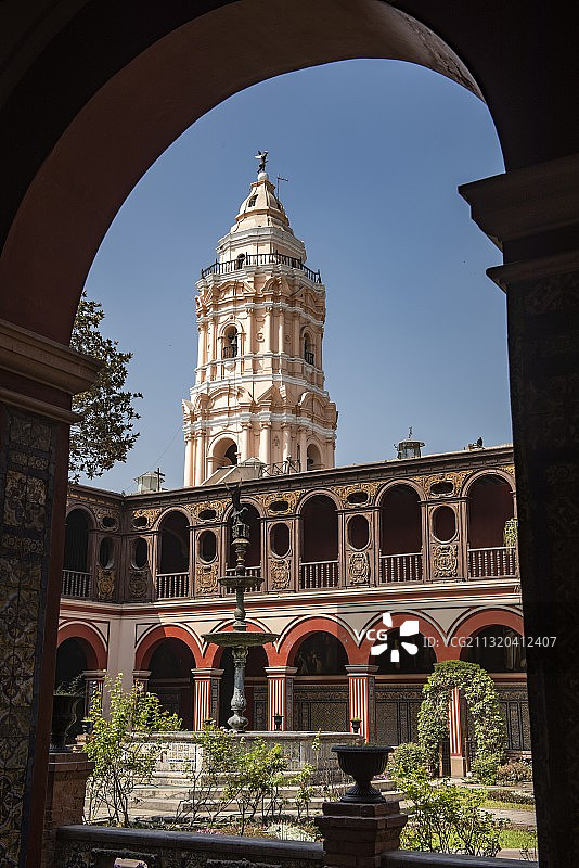 秘鲁利马阿利加之家16世纪庭院拱门外的塔楼景观图片素材