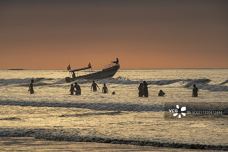 厄瓜多尔马纳比省曼塔渔民在水中撒网图片素材
