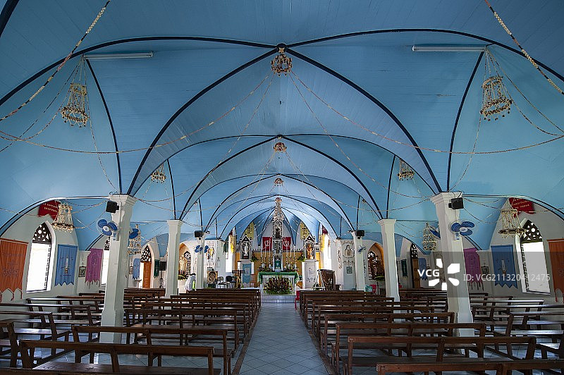 彩色法属波利尼西亚教堂蓝色拱门内部图片素材