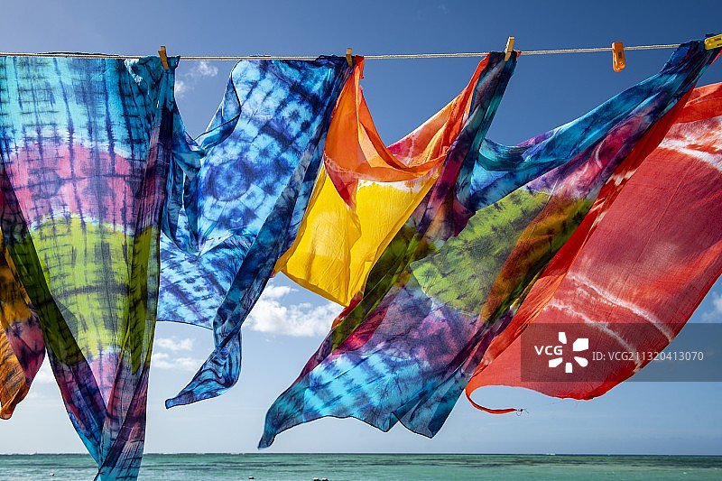 海滩服饰：多巴哥岛信鸽岬的彩色透明面料销售展示，特立尼达和多巴哥，加勒比图片素材