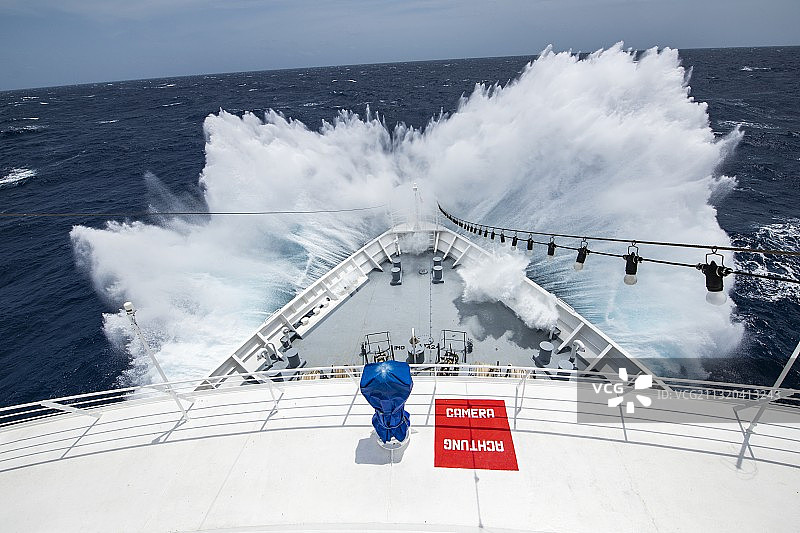 探险邮轮的船头在巴拿马附近的大西洋上遇到巨浪图片素材