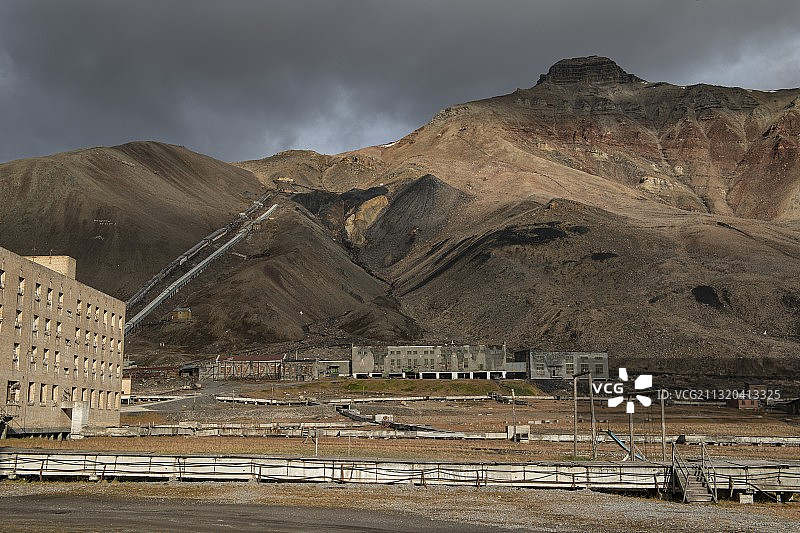 挪威斯匹次卑尔根群岛比勒峡湾，金字塔镇废弃的建筑物和破败的基础设施图片素材