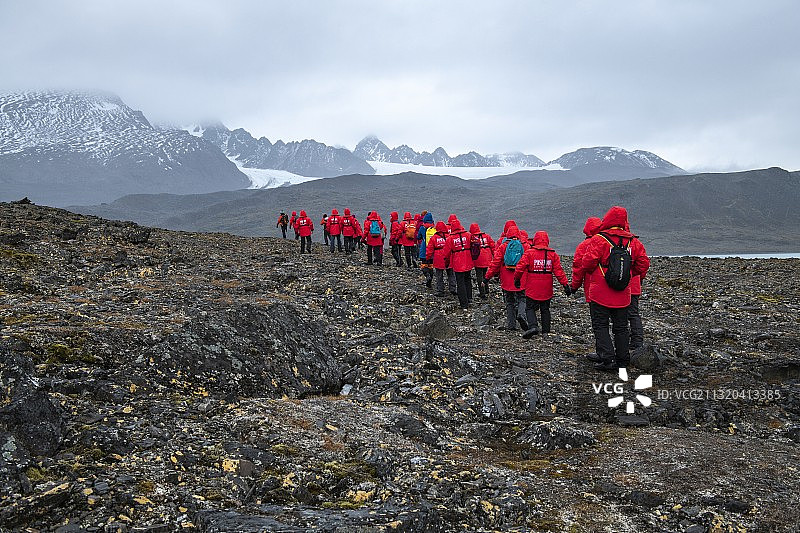 乘坐MS Sea Spirit号邮轮的乘客在斯瓦尔巴群岛徒步图片素材