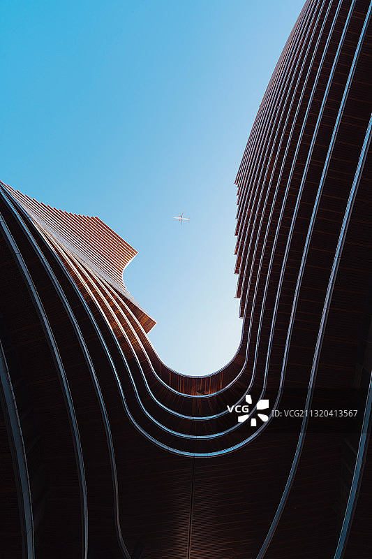 厦门中心的飞机图片素材