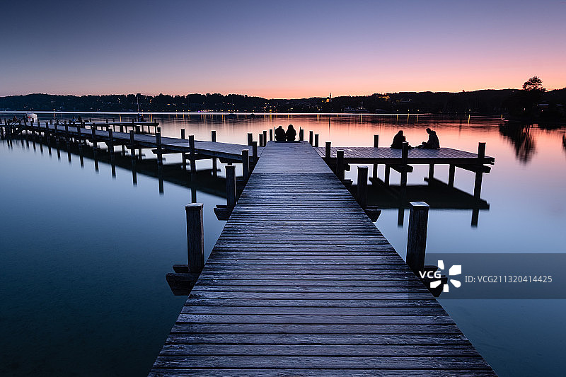 施塔恩贝格湖日落时的码头，背景是慕尼黑附近的施塔恩贝格，巴伐利亚州，欧洲图片素材