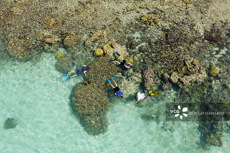在新爱尔兰利塞农岛的房屋礁石上浮潜，巴布亚新几内亚图片素材