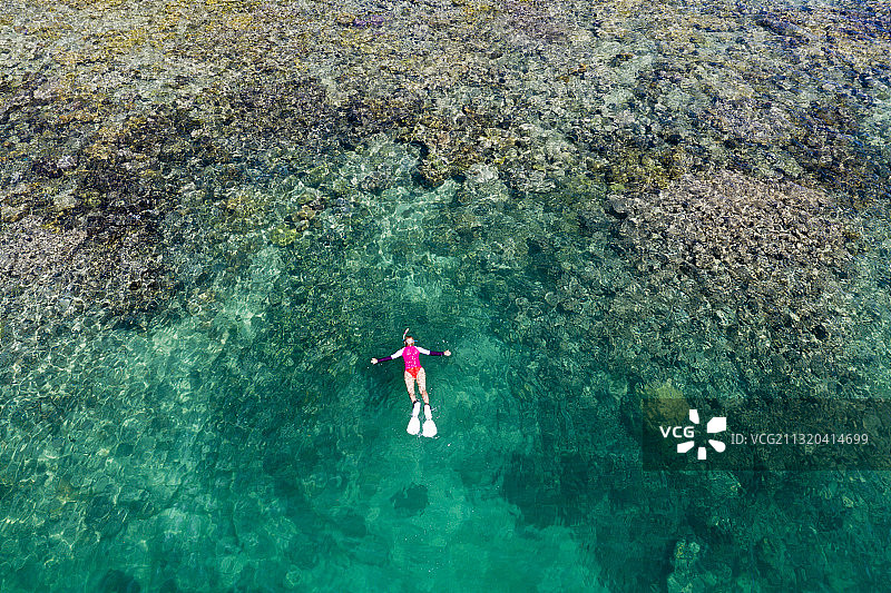 在新爱尔兰利塞农岛的房屋礁石上浮潜，巴布亚新几内亚图片素材