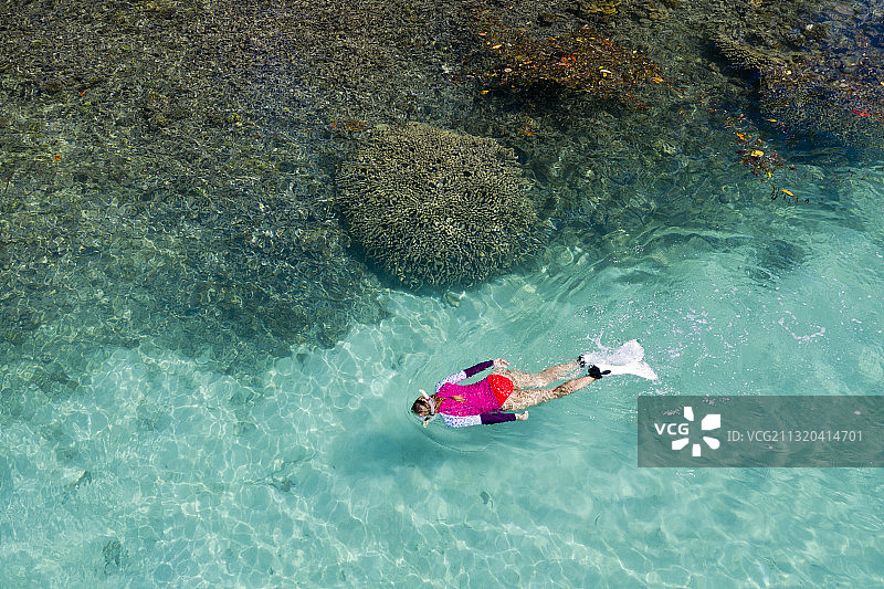 在新爱尔兰利塞农岛的房屋礁石上浮潜，巴布亚新几内亚图片素材