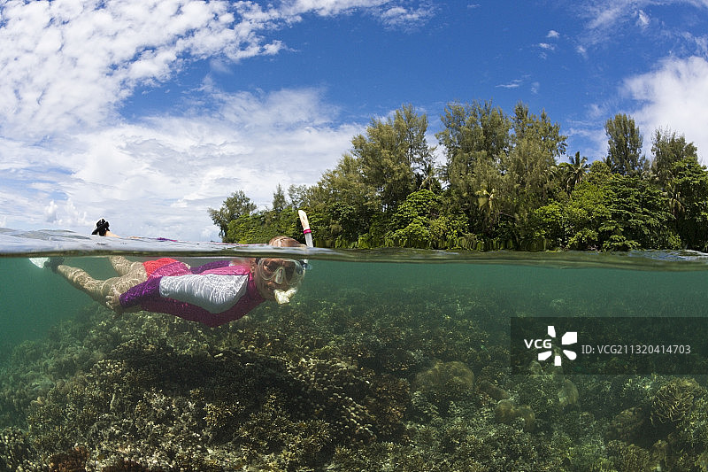 在新爱尔兰利塞农岛的房屋礁石上浮潜，巴布亚新几内亚图片素材