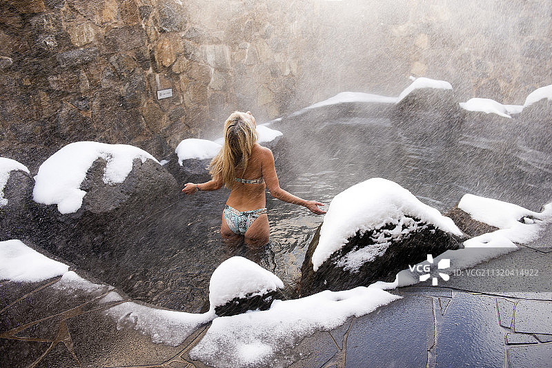 豪森山滑雪区晚餐平原滑雪村的温泉，澳大利亚维多利亚州图片素材