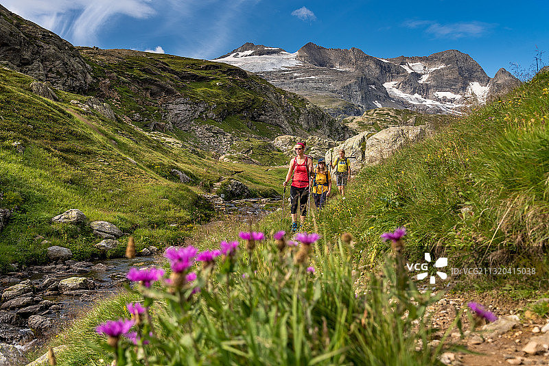 在Randinascia的徒步旅行者，瑞士提契诺图片素材