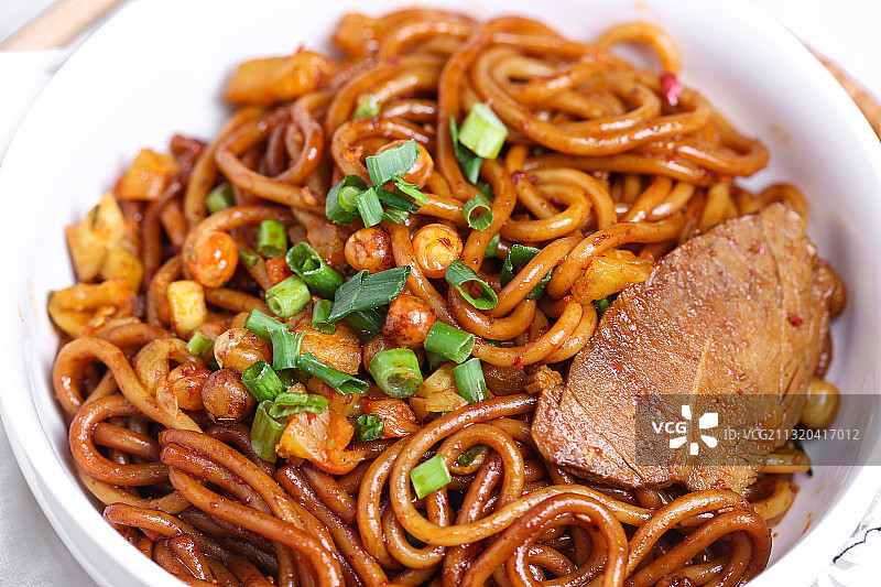 放在白色碗里的中式传统美食牛肉拌米粉图片素材