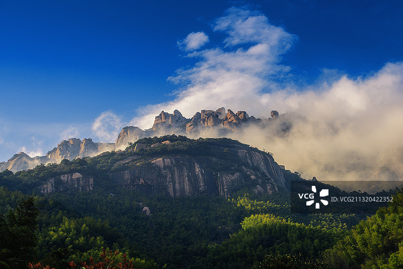 爽气朝来数重峰图片素材