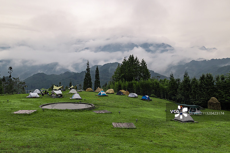山间营地图片素材